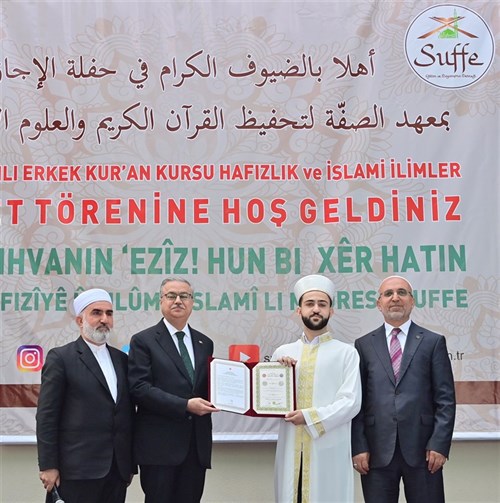 Diyarbakır'da düzenlenen, ‘Hafızlık ve İslami İlimler İcazet Programı’nda, eğitimini tamamlayan öğrencilere icazet belgesi verildi