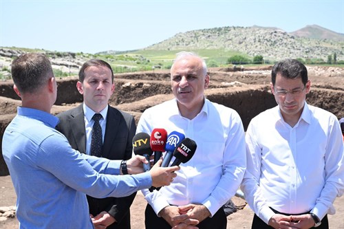Vali Zorluoğlu Çayönü’nde Konuştu: “Bu Eşsiz Miras, Göbeklitepe Gibi Tüm Dünyaya Tanıtılacak”